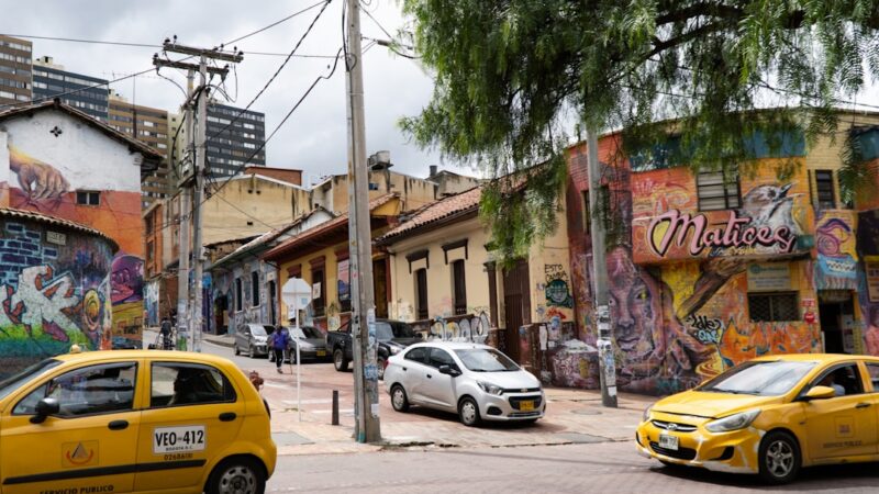 Unidad de la Policía Nacional en una calle urbana de la localidad de Kennedy, al sur de Bogotá