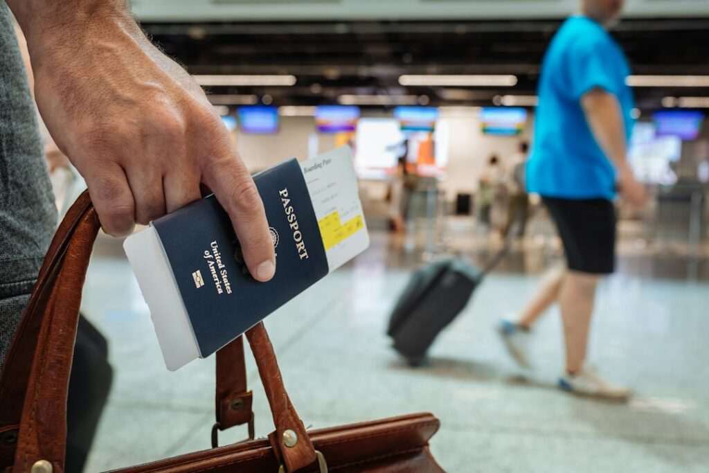 Tarjeta de crédito sobre un fondo alusivo a los viajes y el transporte aéreo