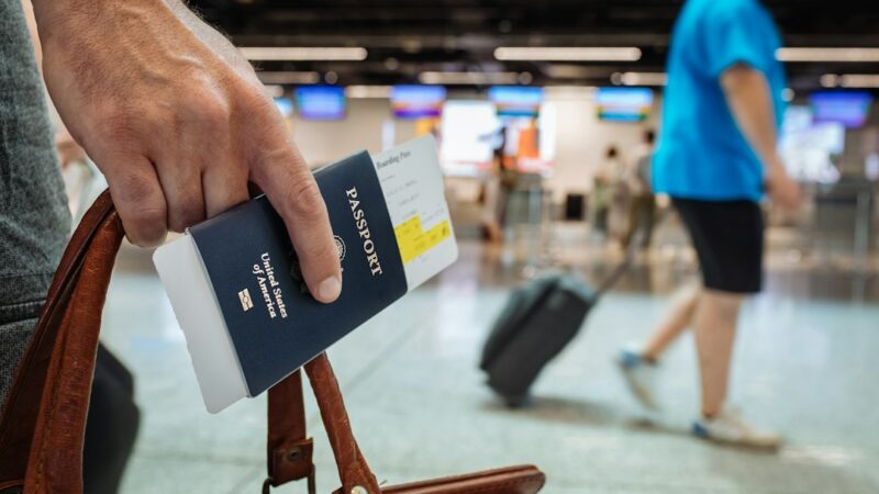 Tarjeta de crédito sobre un fondo alusivo a los viajes y el transporte aéreo