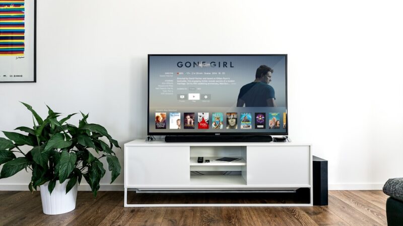 Pantalla de un televisor inteligente encendida en una sala moderna, con funciones de inteligencia artificial