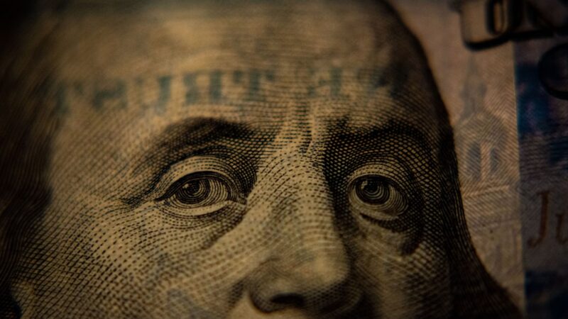 Dólar rompe racha bajista y abre la semana en $3.105