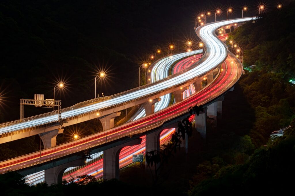 Puente vial urbano con tráfico de vehículos, representativo de la infraestructura que conectará Bogotá con Soacha