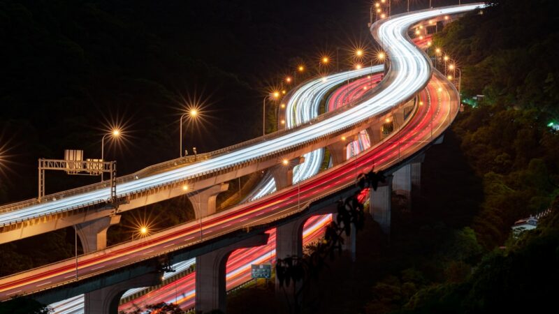 Puente vial urbano con tráfico de vehículos, representativo de la infraestructura que conectará Bogotá con Soacha