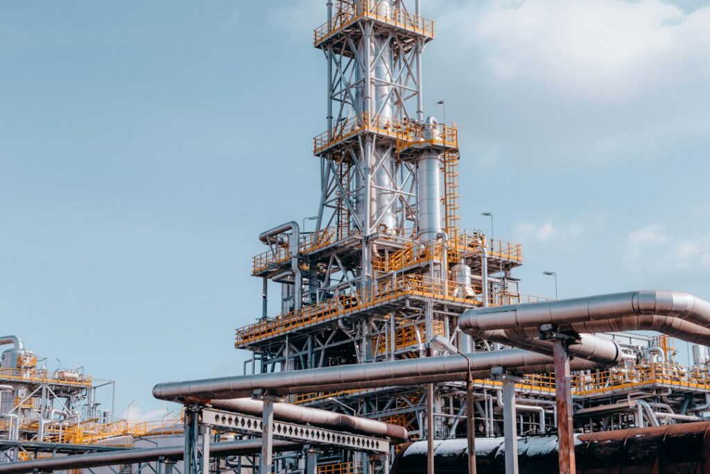 Planta de refinación de petróleo con estructuras industriales, en referencia a las operaciones de Ecopetrol