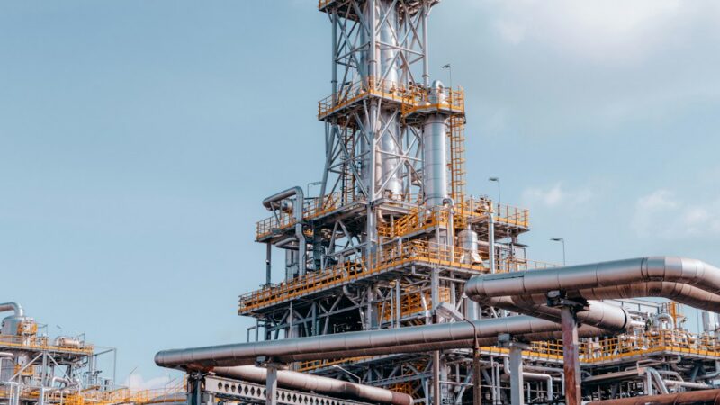 Planta de refinación de petróleo con estructuras industriales, en referencia a las operaciones de Ecopetrol