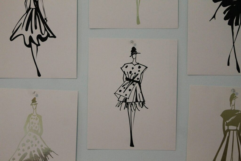Prendas de vestir en un taller de moda, representando la industria del sector en Bogotá