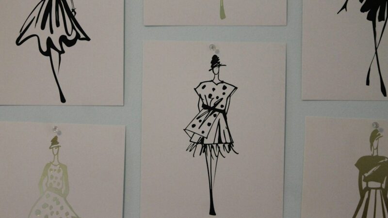 Prendas de vestir en un taller de moda, representando la industria del sector en Bogotá