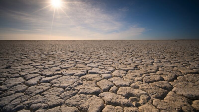 Tierra seca y agrietada por la falta de lluvias, en referencia a la crisis de agua que afecta a municipios de Santander
