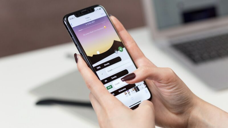 Persona sosteniendo un celular con una aplicación de traducción abierta en la pantalla