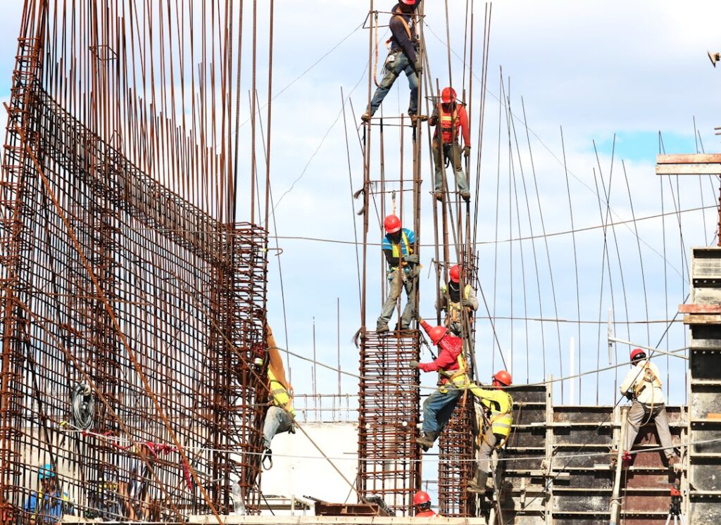 Casa en construcción en una obra de reconstrucción de viviendas para damnificados