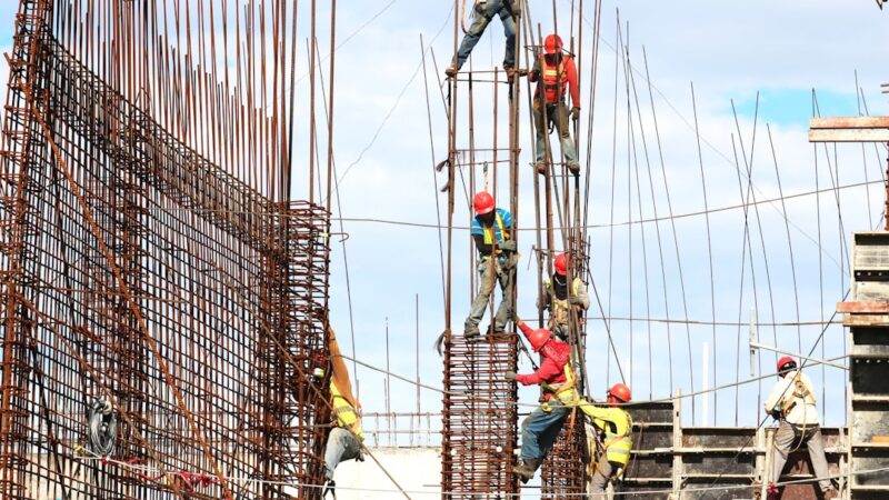 Casa en construcción en una obra de reconstrucción de viviendas para damnificados
