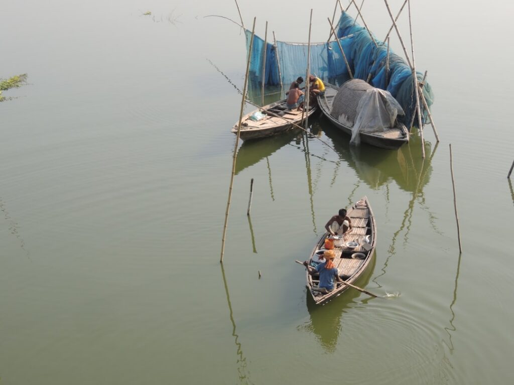 Bote de pescadores artesanales navegando por un río
