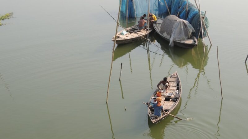 Bote de pescadores artesanales navegando por un río