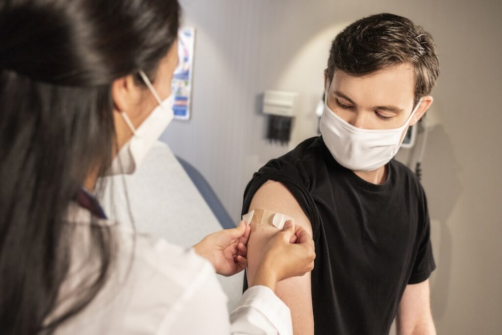 Profesional de la salud aplicando una vacuna en un punto de vacunación