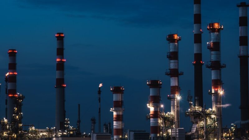 Infraestructura de una refinería de petróleo, imagen representativa del sector energético en el que opera Ecopetrol