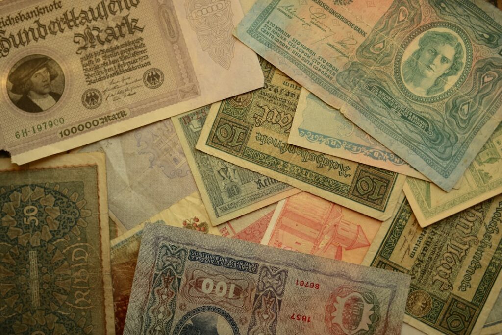 Billetes antiguos colombianos apilados sobre una superficie, que muestran el interés de coleccionistas por piezas valiosas.