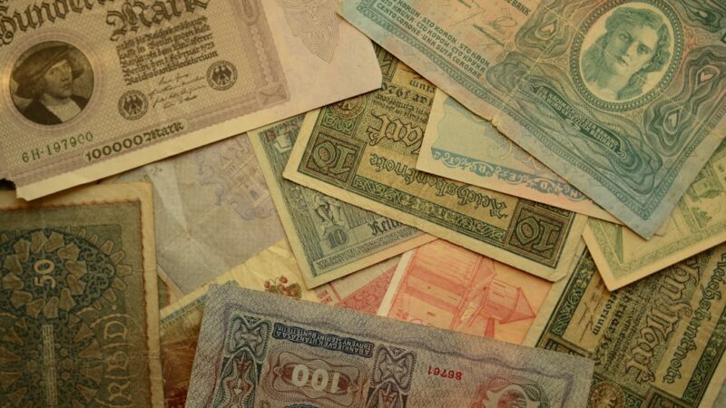 Billetes antiguos colombianos apilados sobre una superficie, que muestran el interés de coleccionistas por piezas valiosas.