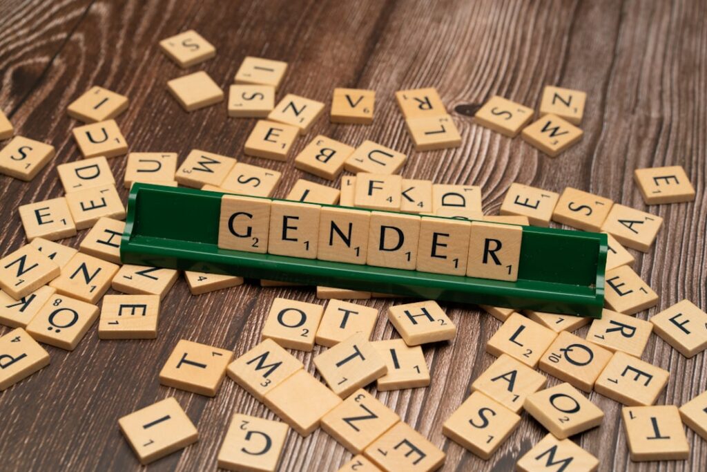 Grupo diverso de mujeres y hombres trabajando en una oficina, representando la equidad de género en el ámbito laboral.
