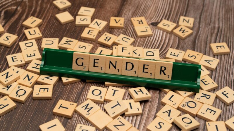 Grupo diverso de mujeres y hombres trabajando en una oficina, representando la equidad de género en el ámbito laboral.