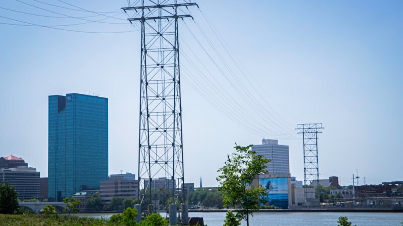 Postes y cables de energía eléctrica en una calle de Bogotá mientras Enel Colombia adelanta trabajos de mantenimiento
