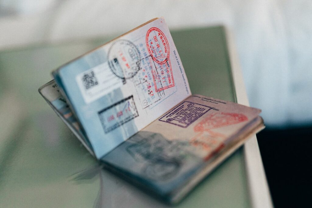 Pasaportes y documentos de viaje junto a formularios, en referencia a las políticas de visado en Estados Unidos