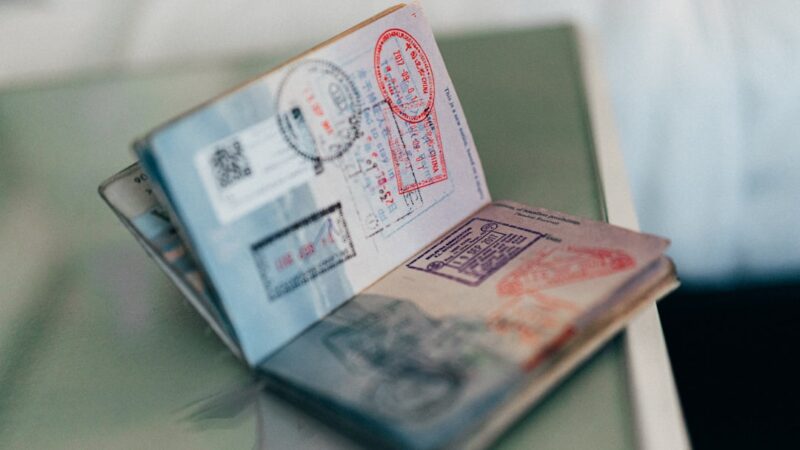 Pasaportes y documentos de viaje junto a formularios, en referencia a las políticas de visado en Estados Unidos
