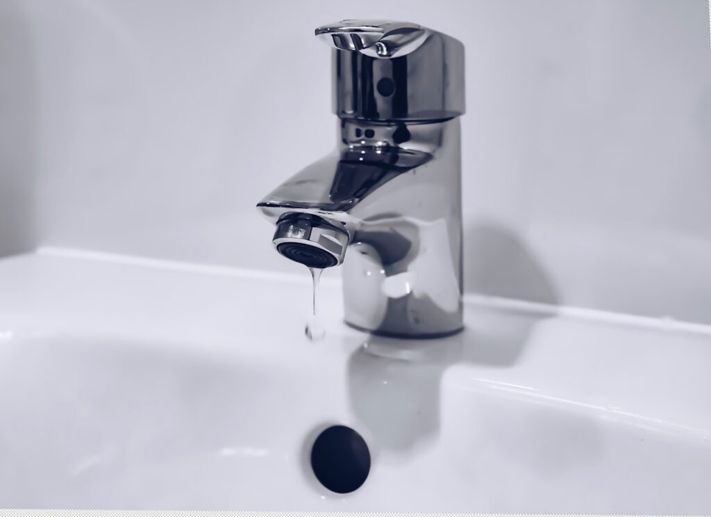 Grifo de agua abierto con chorro de agua potable