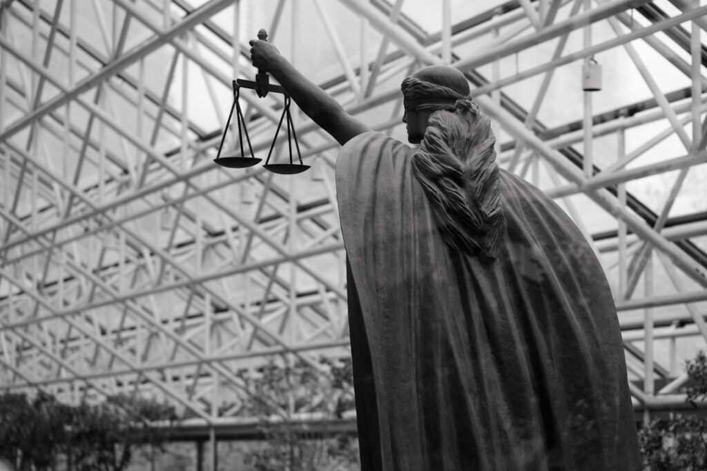 Sala de un tribunal de justicia con una balanza, en referencia al caso del carrusel de la contratación en Bogotá.