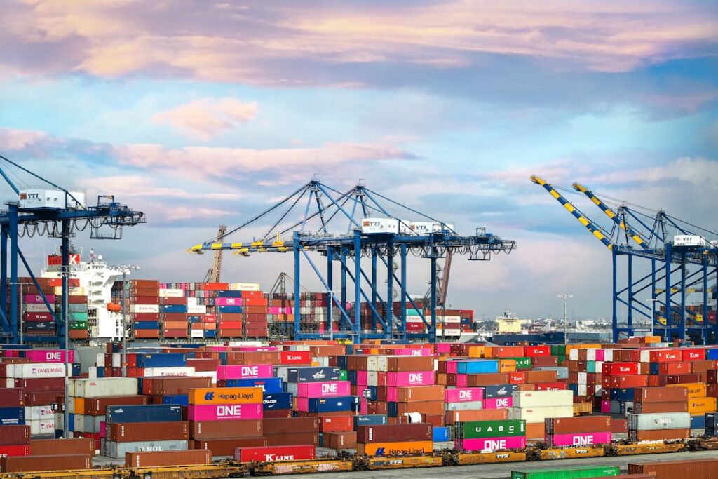 Grúas pórtico para contenedores operando en una terminal portuaria con contenedores apilados