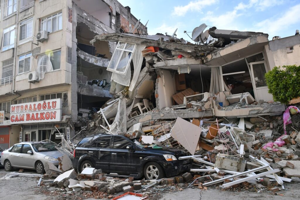 Estructura de un edificio con grietas visibles después de un temblor