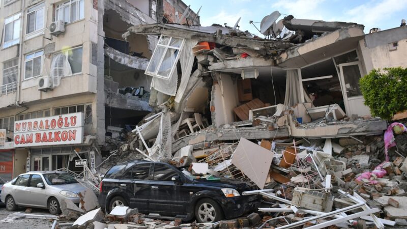 Estructura de un edificio con grietas visibles después de un temblor
