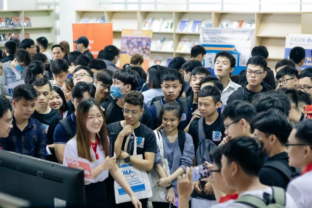 Jóvenes participando en una feria de empleo buscando oportunidades laborales