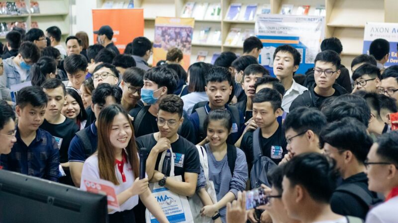 Jóvenes participando en una feria de empleo buscando oportunidades laborales