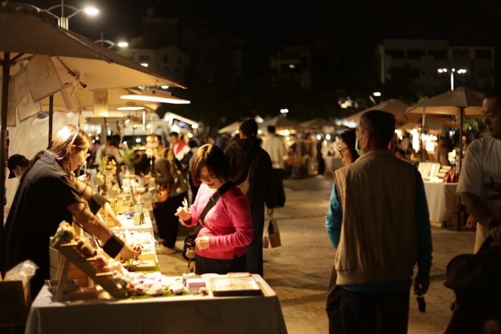 Circuito al aire libre de la feria EVA con emprendimientos y visitantes en el Parque de la 93 de Bogotá