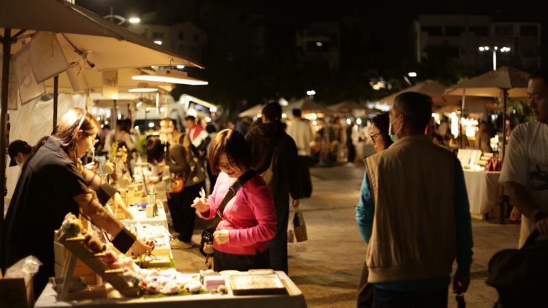 Circuito al aire libre de la feria EVA con emprendimientos y visitantes en el Parque de la 93 de Bogotá