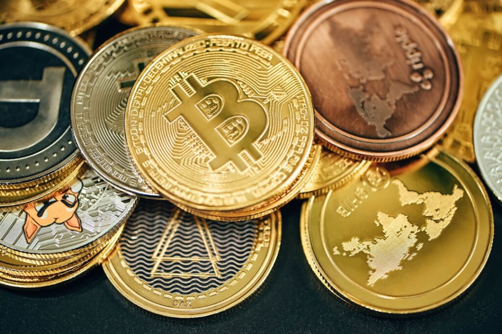Representación de criptomonedas y pagos digitales en un dispositivo móvil, en alusión a las estafas que desvían dinero hacia activos digitales
