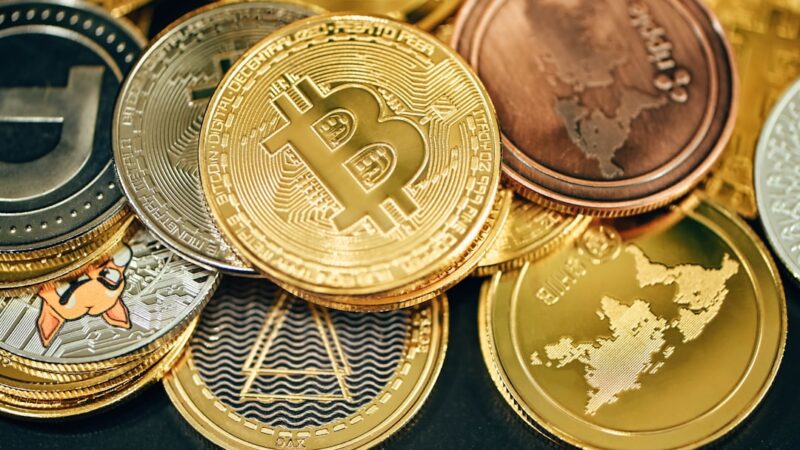 Representación de criptomonedas y pagos digitales en un dispositivo móvil, en alusión a las estafas que desvían dinero hacia activos digitales