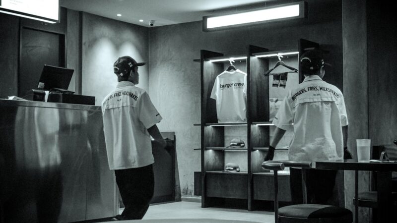 Zapatos y vestido de trabajo, prendas de dotación que la ley ordena entregar a los empleados