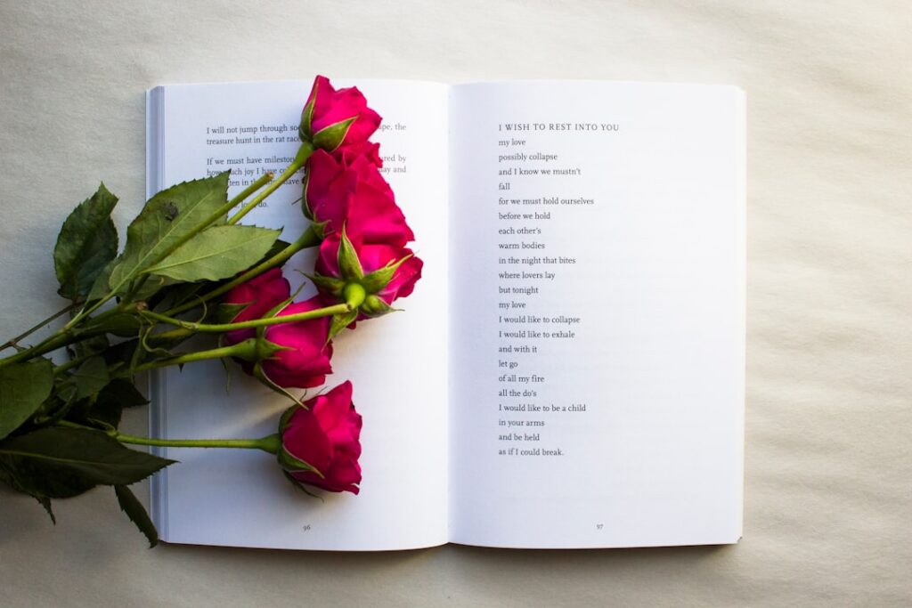 Libro abierto de poesía en un evento literario, con páginas y texto visible