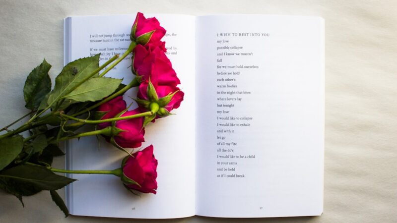 Libro abierto de poesía en un evento literario, con páginas y texto visible