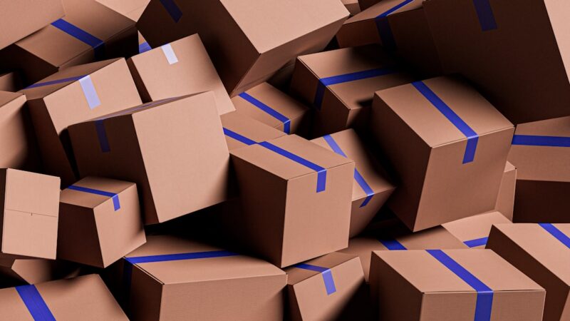 Paquetes y cajas organizadas en un centro de distribución de comercio electrónico