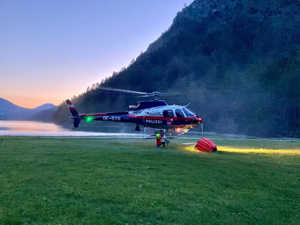 Helicóptero de un noticiero en una escena de emergencia tras un accidente