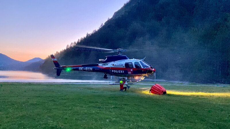 Helicóptero de un noticiero en una escena de emergencia tras un accidente