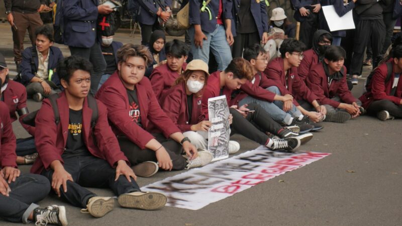 Estudiantes universitarios manifestándose durante una jornada de protesta
