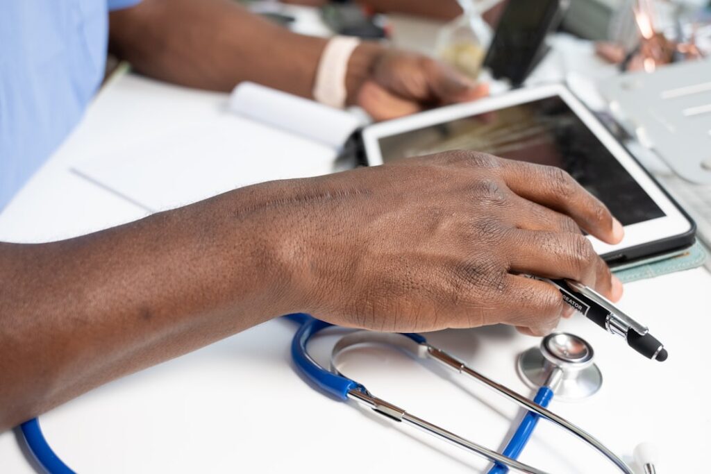 Personal médico usando una tableta con tecnología digital para gestionar citas y seguimiento de pacientes