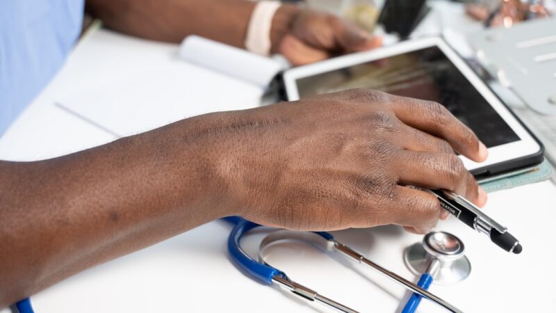 Personal médico usando una tableta con tecnología digital para gestionar citas y seguimiento de pacientes