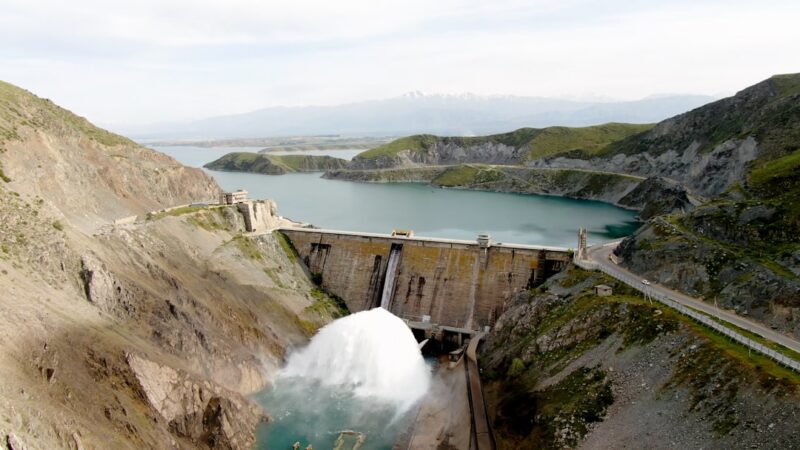 Vista de un embalse con agua almacenada, representando el nivel de los embalses que usa Colombia para generar energía hidroeléctrica