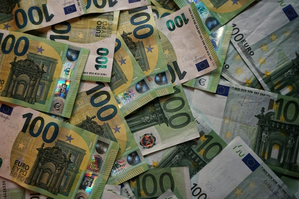 Billetes y monedas de euro sobre una superficie, en referencia a la cotización de la moneda europea en Colombia