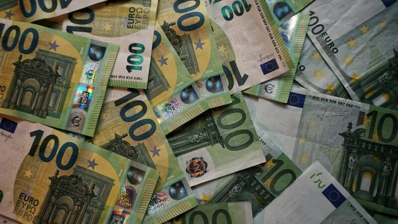 Billetes y monedas de euro sobre una superficie, en referencia a la cotización de la moneda europea en Colombia