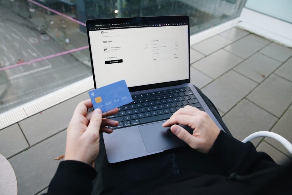 Persona realizando una compra por internet con tarjeta desde un dispositivo móvil